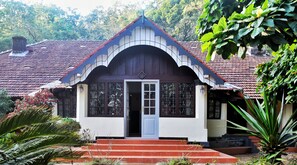 Exterior detail - Colonial Canopy (Horur)