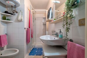 Een douche, een haardroger