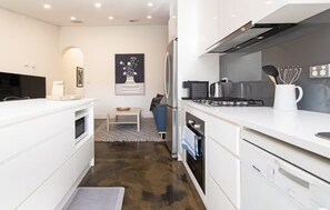 Private kitchen - Lovely & Spacious 2-BR home in Norwood (Norwood)