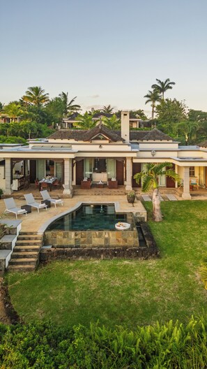 Pool - Ocean-View 3-Bedroom Villa / Infinity Pool & Sunset Terrace (Bel Ombre)