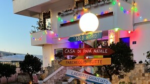 A directional signpost with multiple arrows pointing to various locations. - Dream & Relax Villa Fiore Romantic rooms with jacuzzi, Polynesian style. (Bari)