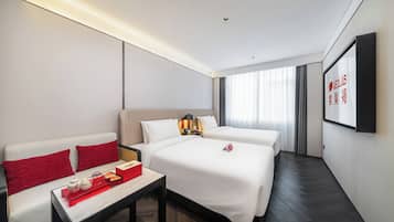 Qinxin Twin Room | Desk, laptop workspace, soundproofing, iron/ironing board