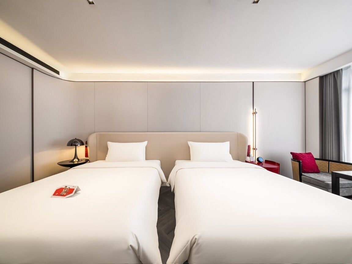 Chambre Confort avec lits jumeaux, salle de bain privée, vue sur la ville | Minibar contenant certains articles gratuits, bureau