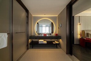 A modern bathroom with a large mirror, a sink, and a towel rack. - NEOLAB Hotel - Guangzhou Financial City Tianhe Zhucun Metro Station (Guangzhou)