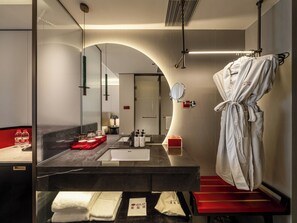 Bishan Twin Room | Bathroom | Separate bathtub and shower, hair dryer, slippers, towels - NEOLAB Hotel - Guangzhou Financial City Tianhe Zhucun Metro Station (Guangzhou)