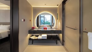 Superior Süit, 1 En Büyük (King) Boy Yatak, Özel Banyo, Şehir Manzaralı | Ücretsiz minibar ürünleri, masa, dizüstü bilgisayar çalışma alanı 