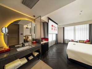 Doppia Comfort, 1 letto king, vista città | Una scrivania, postazione laptop, insonorizzazione, ferro/asse da stiro