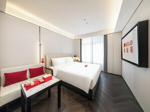 Grand Single Room, 1 Katil Raja (King), Non Smoking, Pengemasan | Meja, ruang kerja komputer riba, kalis bunyi, seterika/papan seterika 