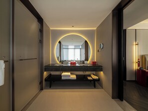 Suite monolocale Superior, 1 letto king, bagno privato, vista città | Spa