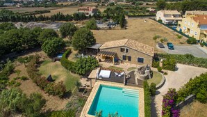 Ein Wohnhaus mit Schwimmbad, Terrasse und Blick auf die umliegende Landschaft.