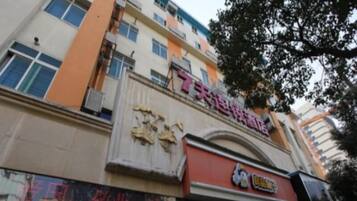 Un edificio de varios pisos con un letrero llamativo de un hotel.