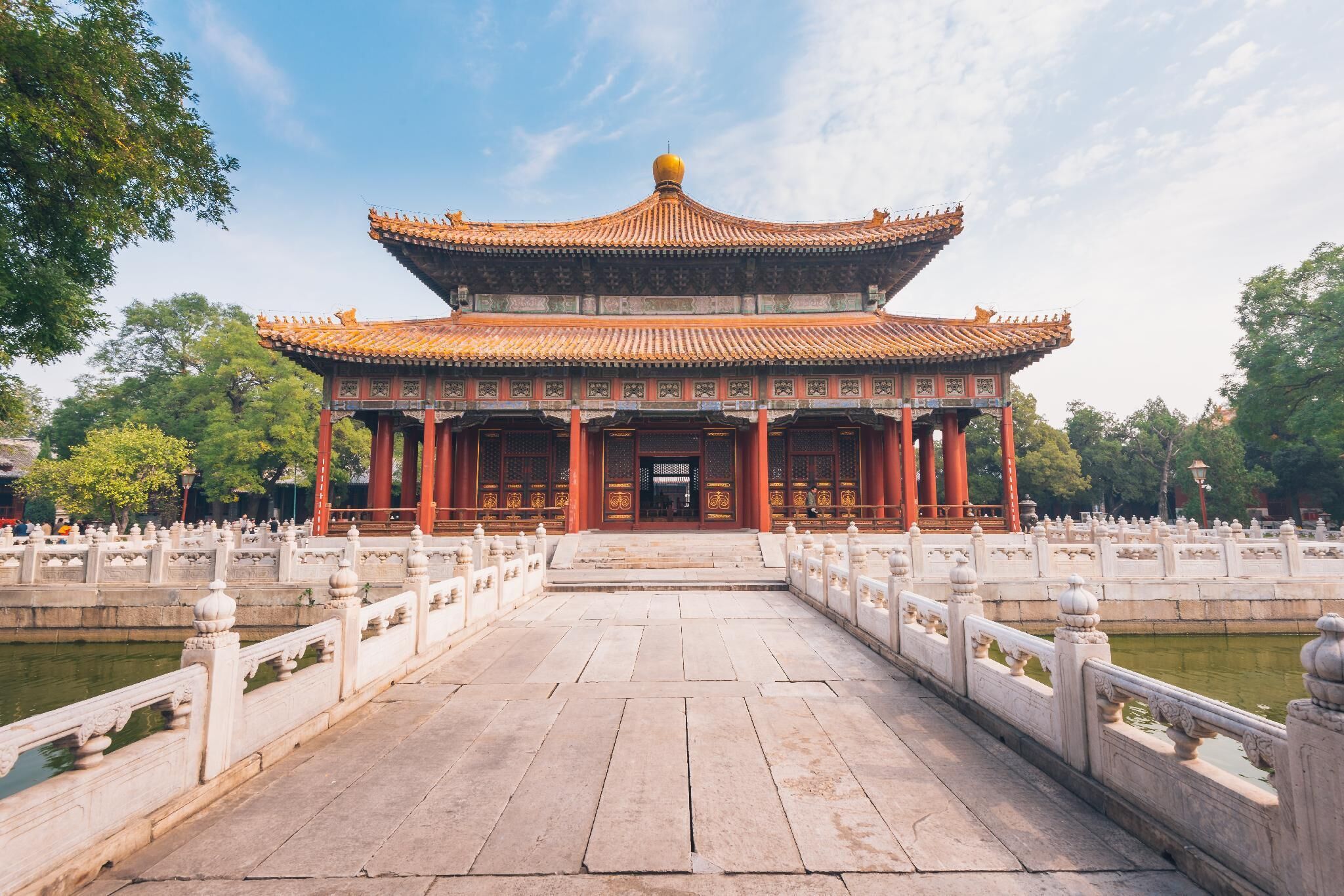 Un bâtiment traditionnel chinois, caractérisé par un toit symétrique et une entrée centrale.