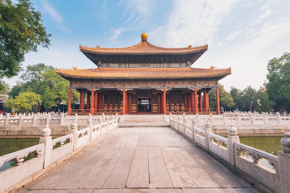 A traditional Chinese building with a symmetrical roof and a central entrance. - 7 Days Premium Hotel (Chengdu)