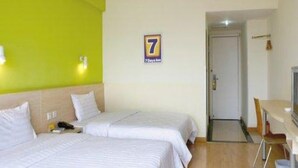 A hotel room with two beds, a desk, a chair, and a television. - 7 Days Inn Tangshan Haigang District Haicheng Road (Tangshan)