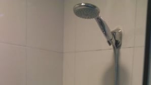 Bruser med håndholdt brusehoved, styring på væggen og fleksibel slange.