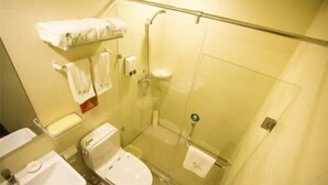 Un baño con inodoro, lavamanos y ducha.