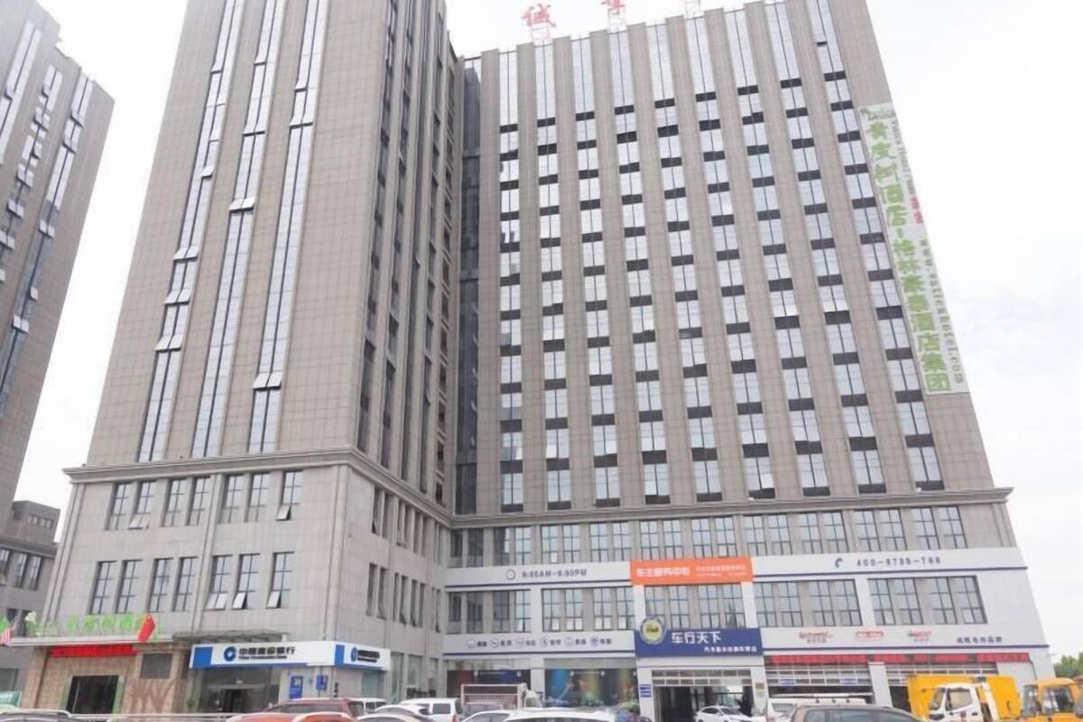 Un edificio de varios pisos con un diseño arquitectónico moderno, que destaca por una larga franja vertical de ventanas en la fachada.