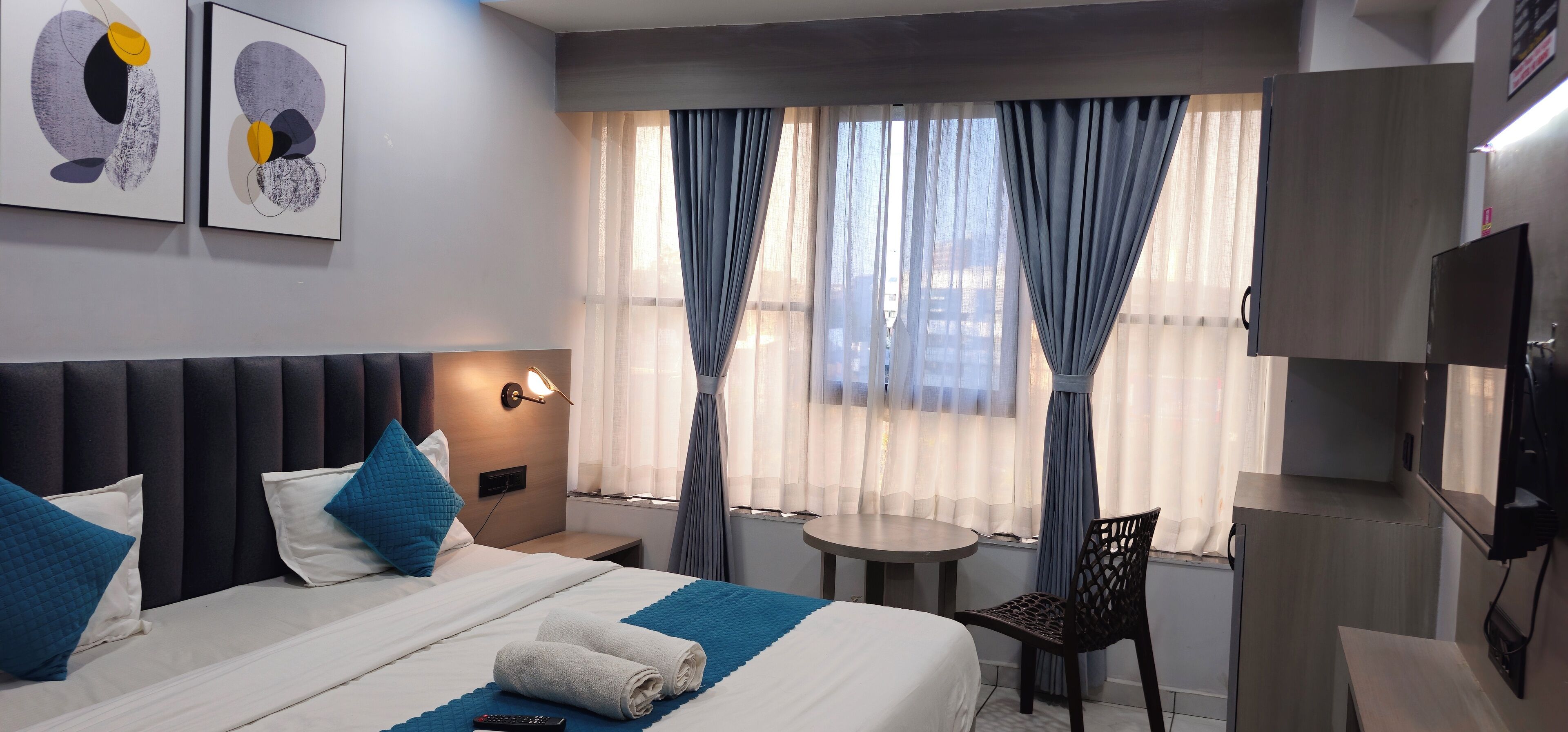 In-room safe, desk, laptop workspace, WiFi (free)
