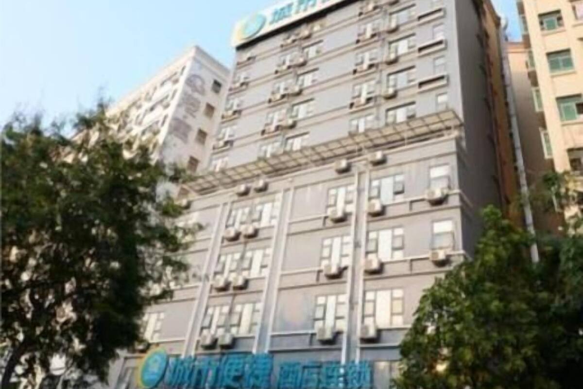 Un edificio de varios pisos con un letrero que indica que es un hospital.