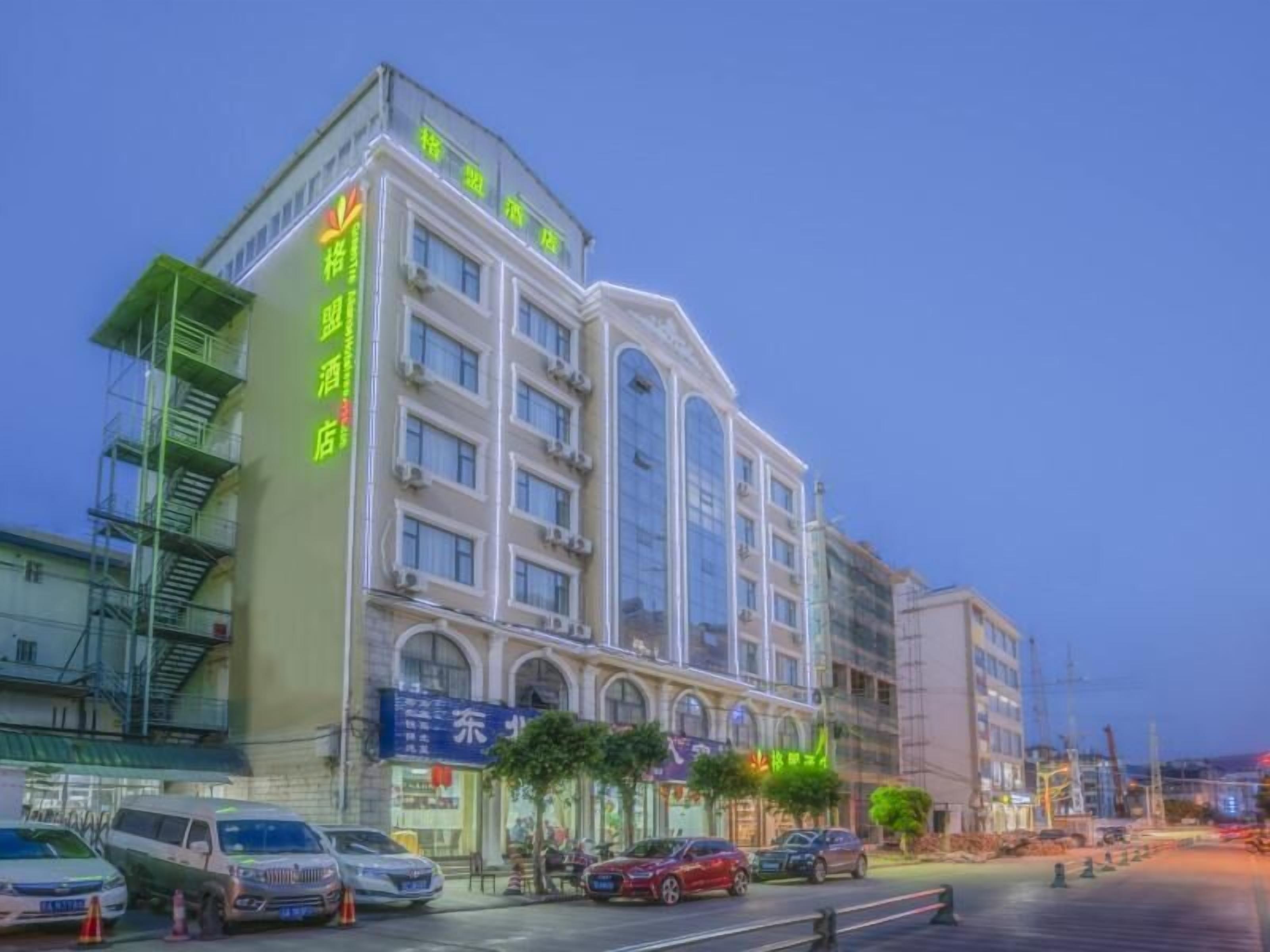 Un hotel de varios pisos con un diseño arquitectónico clásico, que cuenta con grandes ventanales y una entrada destacada.