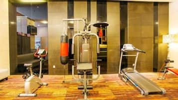 Ein Fitnessraum eines Hotels mit Cardiogeräten, Laufband und einem Schlagbeutel.