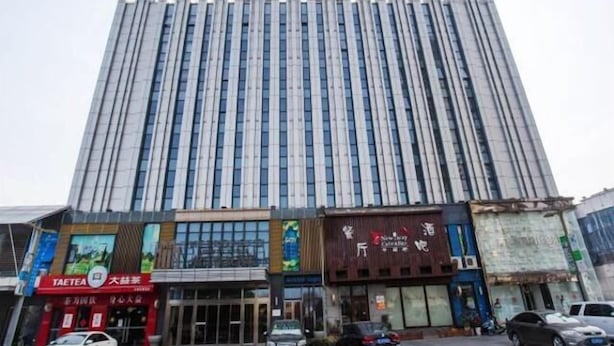 Un edificio alto dal design moderno, caratterizzato da linee verticali e ampie vetrate.