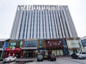Un edifici alt amb un disseny modern, caracteritzat per una sèrie de línies verticals i grans finestres.