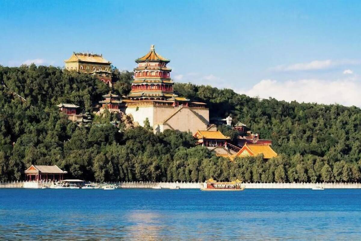 Una pagoda tradicional de diversos nivells damunt un turó, amb una massa d'aigua al primer pla.