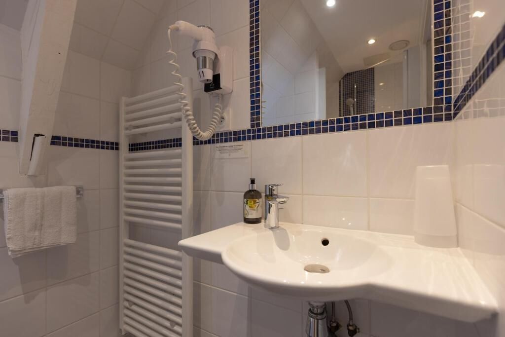 Superior Double or Twin Room, River View | Bathroom