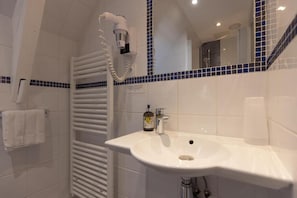 Superior-Doppel- oder -Zweibettzimmer, Flussblick | Badezimmer | Seife, Shampoo, Toilettenpapier