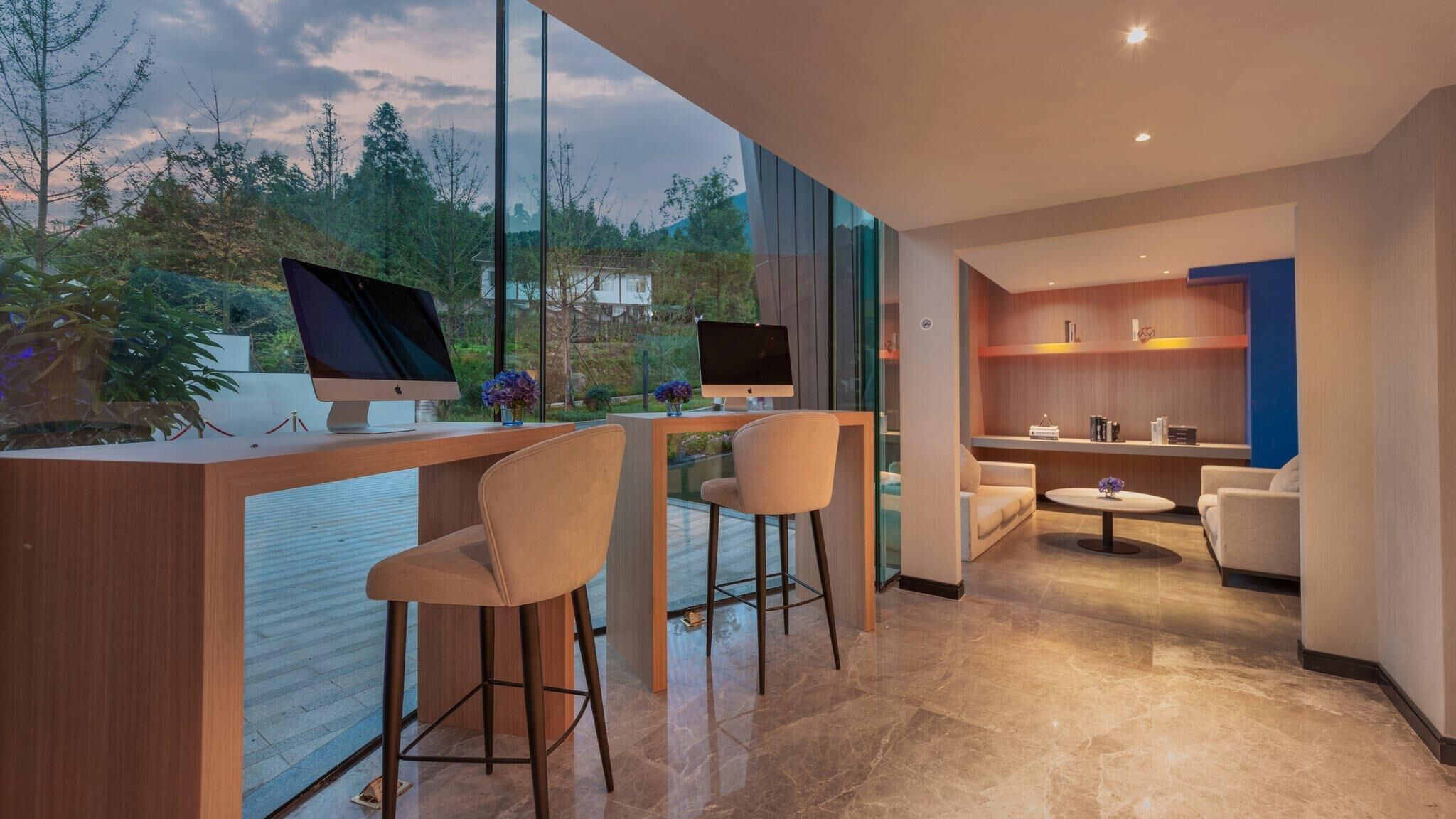 Un interior moderno con un escritorio de madera, dos sillas, un sofá y una mesa de comedor.