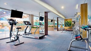 A gym with treadmills, stationary bikes, and weight machines. - Holiday Inn Express Zhengzhou Zhongzhou (Zhengzhou)