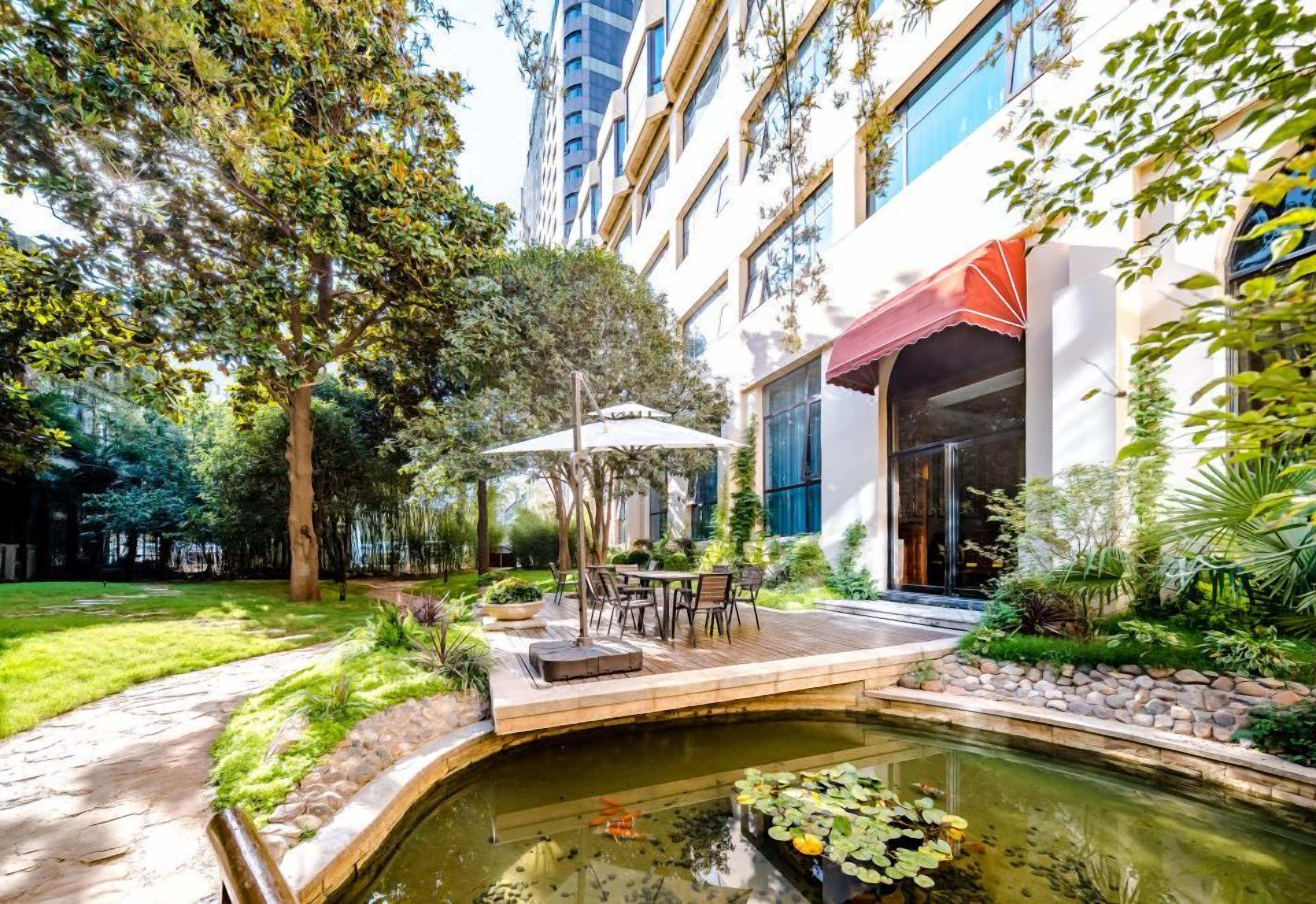 屋外ダイニングエリア