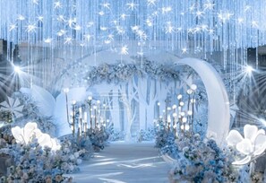 An indoor space with a central pathway, decorative arches, and hanging lights. - Holiday Inn Foshan Nanhai Central by IHG (Foshan)