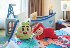 A child's room with a bed, a toy, and a play area. - Holiday Inn Foshan Nanhai Central by IHG (Foshan)