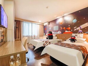 A hotel room with two beds, a desk, and a television. - Jinjiang Inn Select (Wuhan)
