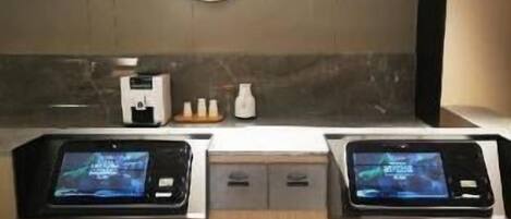 Un baño moderno con dos lavamanos, un espejo y una lámpara empotrada en la pared.