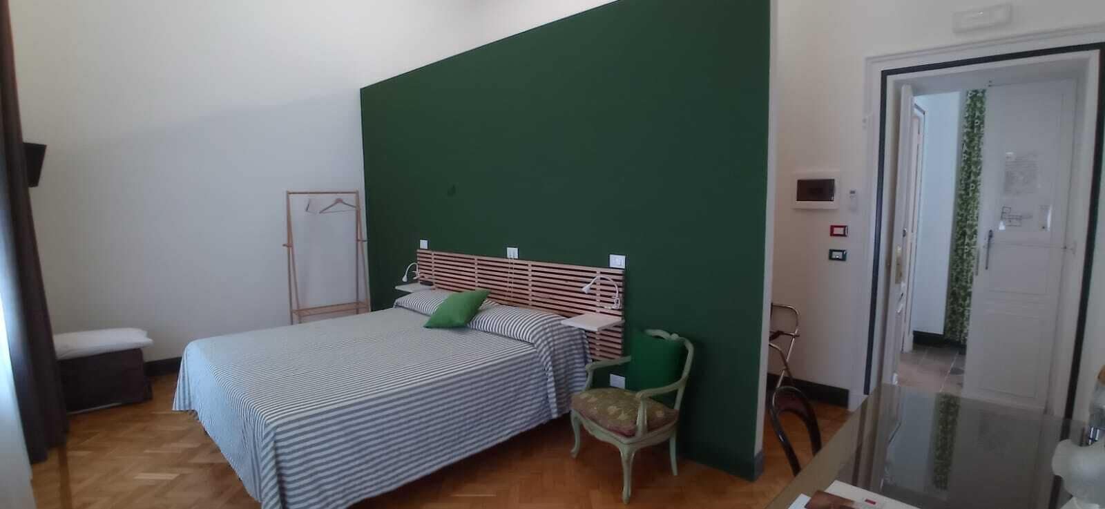 Escritorio, espacio para trabajar con laptop y wifi gratis 