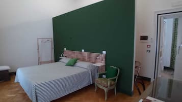 Escritorio, espacio para trabajar con laptop y wifi gratis