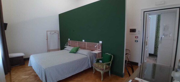 Desk, laptop workspace, WiFi (free)