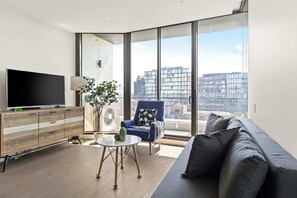 TV, offices - Modern 2BR Apt w Parking Near Melbourne Central (Carlton)