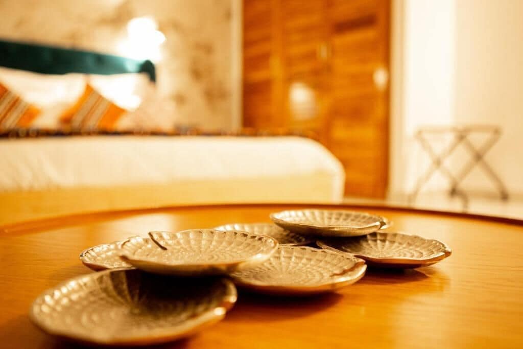 Una mesa de madera con varios platos decorativos.
