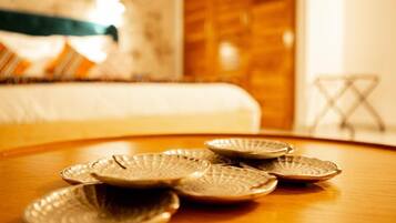 Una mesa de madera con varios platos decorativos.
