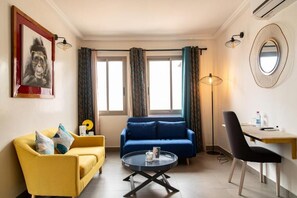 Suite Deluxe, vista al jardín | Área de sala de estar