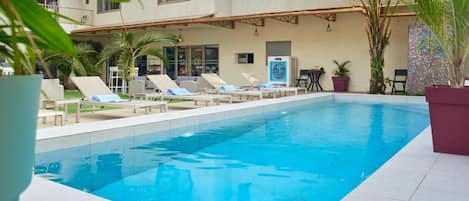 Una piscina al aire libre