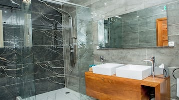 Deluxe Suite, Garden View | Bathroom