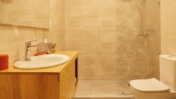 Suite Junior | Kamar mandi | Shower, perlengkapan mandi gratis, pengering rambut, dan sandal