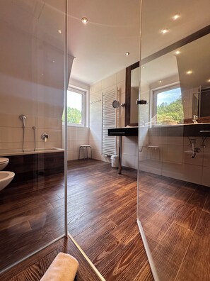 Suite familiar, balcón | Baño