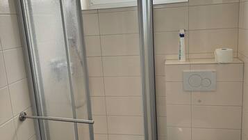 Haartrockner, Handtücher, Toilettenpapier