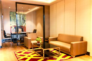 A modern hotel lobby with a sofa, a coffee table, and a patterned rug. - Crowne Plaza Hangzhou Thousand Island Lake (Hangzhou)